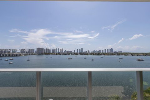 Condo in North Miami Beach, Florida, 3 bedrooms № 1990162 - photo 1
