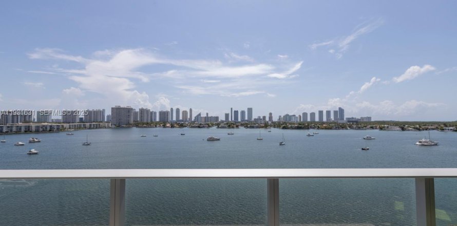 Condo in North Miami Beach, Florida, 3 bedrooms № 1990162