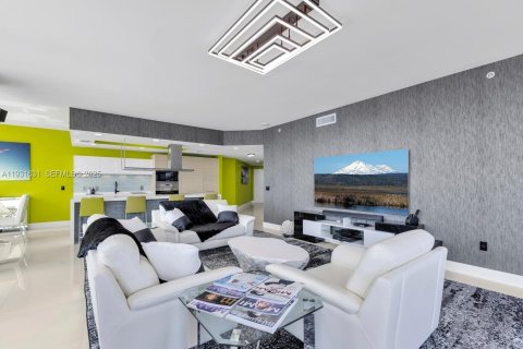 Condo in North Miami Beach, Florida, 3 bedrooms № 1990162 - photo 15