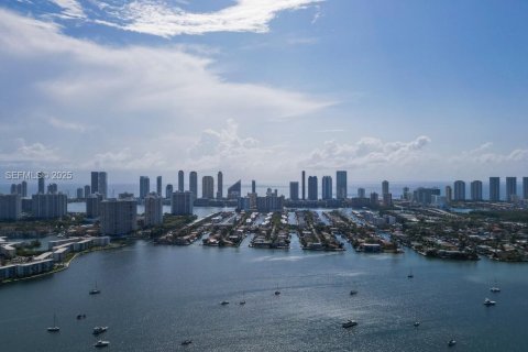 Condo in North Miami Beach, Florida, 3 bedrooms № 1990162 - photo 2