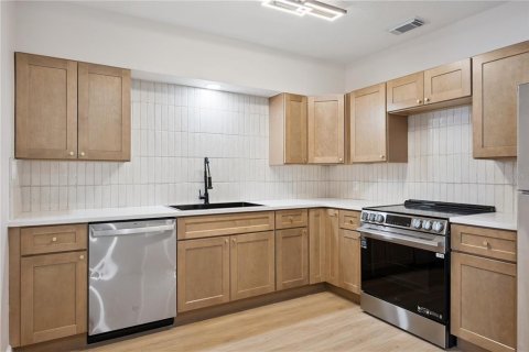 Immobilier commercial à vendre à Orlando, Floride: 4 chambres, 167.6 m2 № 2206789 - photo 6
