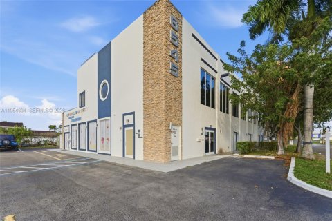 Immobilier commercial à vendre à Hialeah, Floride № 2078263 - photo 5