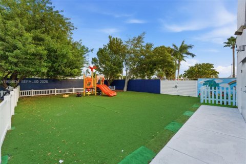 Immobilier commercial à vendre à Hialeah, Floride № 2078263 - photo 9