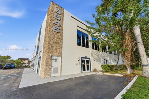 Immobilier commercial à vendre à Hialeah, Floride № 2078263 - photo 6
