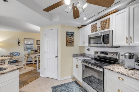 Condo in New Smyrna Beach, Florida, 2 bedrooms № 2210885 - photo 18