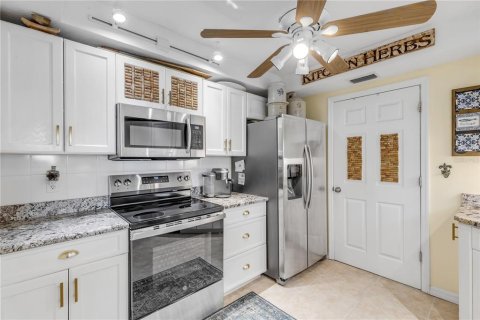 Condo in New Smyrna Beach, Florida, 2 bedrooms № 2210885 - photo 13