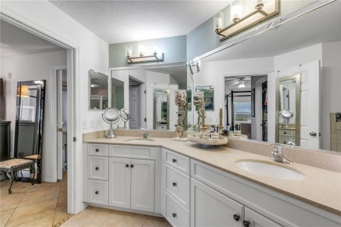 Condo in New Smyrna Beach, Florida, 2 bedrooms № 2210885 - photo 26