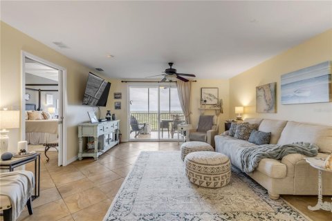 Condo in New Smyrna Beach, Florida, 2 bedrooms № 2210885 - photo 3