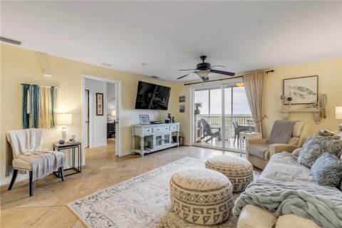 Condo in New Smyrna Beach, Florida, 2 bedrooms № 2210885 - photo 8