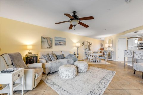 Condo in New Smyrna Beach, Florida, 2 bedrooms № 2210885 - photo 10