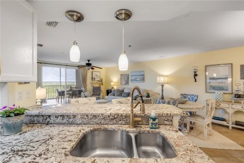 Condo in New Smyrna Beach, Florida, 2 bedrooms № 2210885 - photo 17