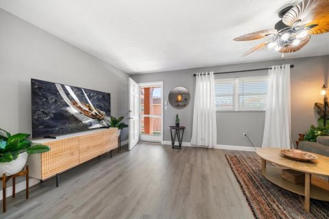 Condominio en venta en Largo, Florida, 1 dormitorio, 69.4 m2 № 1740414 - foto 6