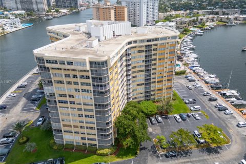 Copropriété à louer à Hallandale Beach, Floride: 1 chambre, 89.93 m2 № 1895636 - photo 17