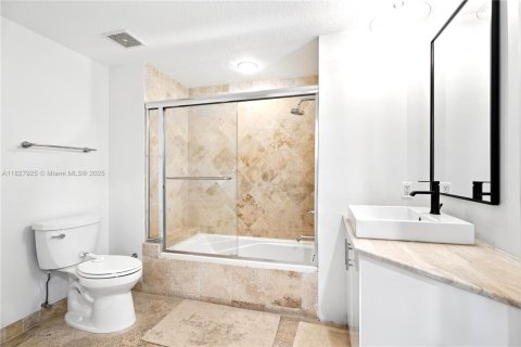 Condo in Miami Beach, Florida, 2 bedrooms  № 1804517 - photo 13