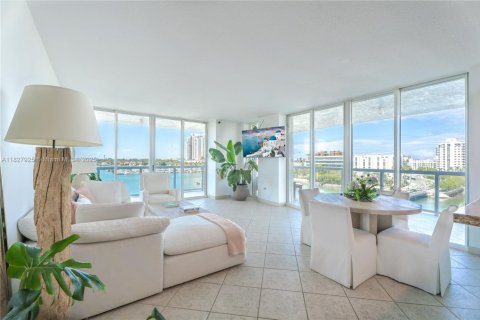 Condo in Miami Beach, Florida, 2 bedrooms  № 1804517 - photo 1