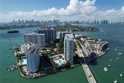 Condo in Miami Beach, Florida, 2 bedrooms  № 1804517 - photo 25