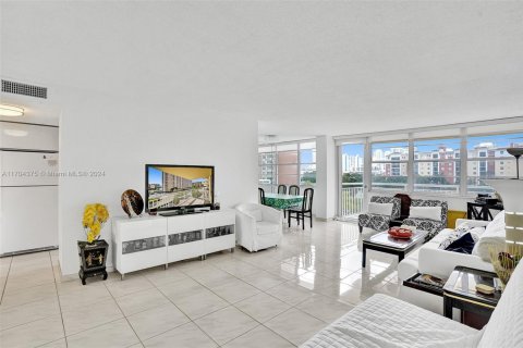 Condo in Sunny Isles Beach, Florida, 1 bedroom  № 1702852 - photo 5