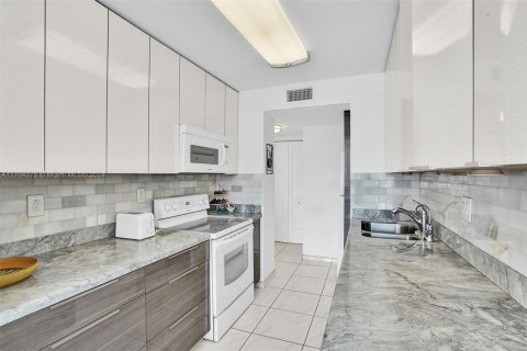 Condo in Sunny Isles Beach, Florida, 1 bedroom  № 1702852 - photo 2