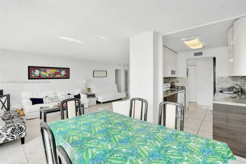 Condo in Sunny Isles Beach, Florida, 1 bedroom  № 1702852 - photo 16