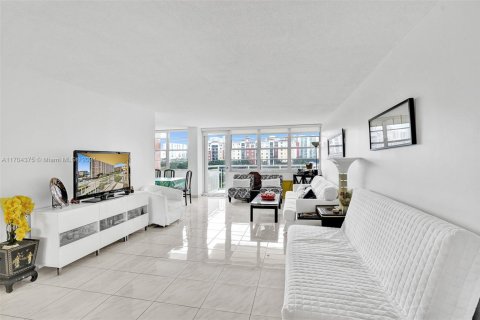 Condo in Sunny Isles Beach, Florida, 1 bedroom  № 1702852 - photo 4