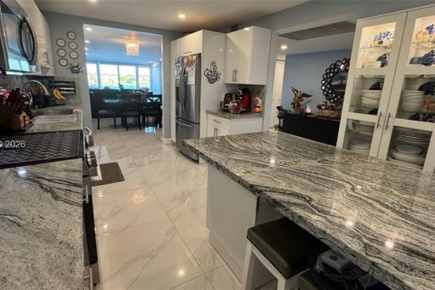 Condo in Pembroke Pines, Florida, 2 bedrooms  № 2051726 - photo 8