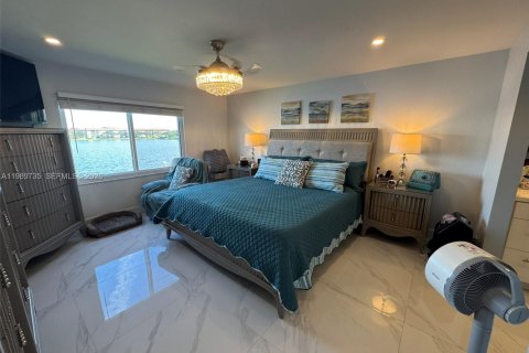 Condo in Pembroke Pines, Florida, 2 bedrooms  № 2051726 - photo 16