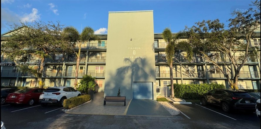 Condo in Pembroke Pines, Florida, 2 bedrooms  № 2051726