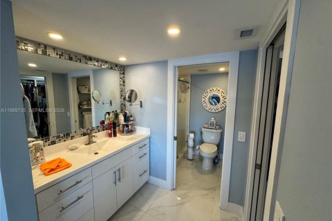 Condo in Pembroke Pines, Florida, 2 bedrooms  № 2051726 - photo 21