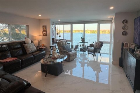 Condo in Pembroke Pines, Florida, 2 bedrooms  № 2051726 - photo 10