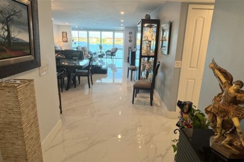 Condo in Pembroke Pines, Florida, 2 bedrooms  № 2051726 - photo 4