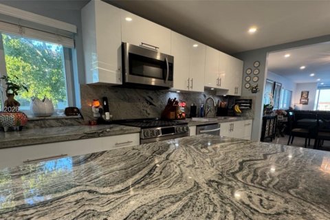 Condo in Pembroke Pines, Florida, 2 bedrooms  № 2051726 - photo 9