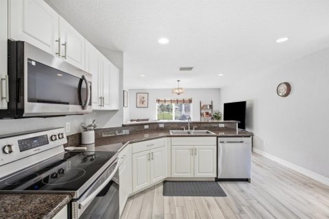 Villa ou maison à vendre à Royal Palm Beach, Floride: 4 chambres, 207.92 m2 № 2390297 - photo 15