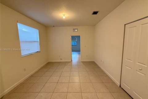 House in Miami, Florida 4 bedrooms, 291.62 sq.m. № 1978033 - photo 18