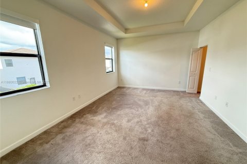 House in Miami, Florida 4 bedrooms, 291.62 sq.m. № 1978033 - photo 30