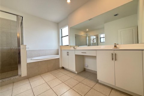 House in Miami, Florida 4 bedrooms, 291.62 sq.m. № 1978033 - photo 6