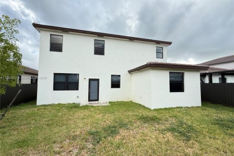 House in Miami, Florida 4 bedrooms, 291.62 sq.m. № 1978033 - photo 23