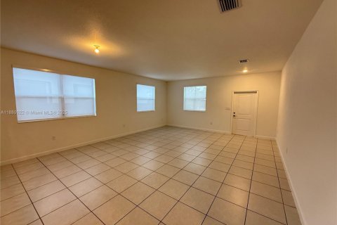 House in Miami, Florida 4 bedrooms, 291.62 sq.m. № 1978033 - photo 16