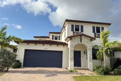 House in Miami, Florida 4 bedrooms, 291.62 sq.m. № 1978033 - photo 1