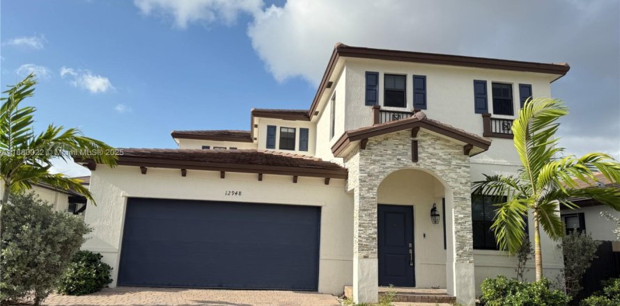 House in Miami, Florida 4 bedrooms, 291.62 sq.m. № 1978033