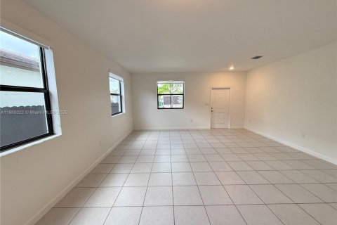House in Miami, Florida 4 bedrooms, 291.62 sq.m. № 1978033 - photo 14