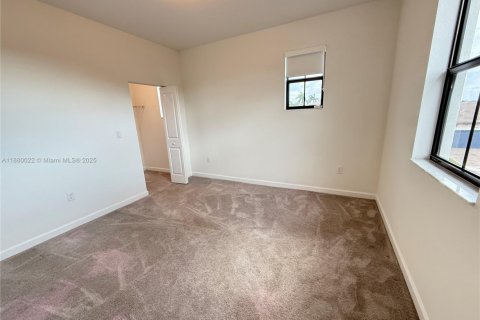 House in Miami, Florida 4 bedrooms, 291.62 sq.m. № 1978033 - photo 24