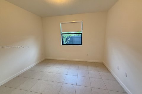 House in Miami, Florida 4 bedrooms, 291.62 sq.m. № 1978033 - photo 8