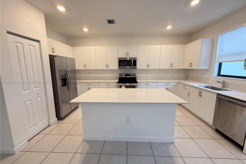 House in Miami, Florida 4 bedrooms, 291.62 sq.m. № 1978033 - photo 27