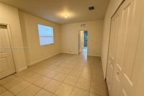 House in Miami, Florida 4 bedrooms, 291.62 sq.m. № 1978033 - photo 20