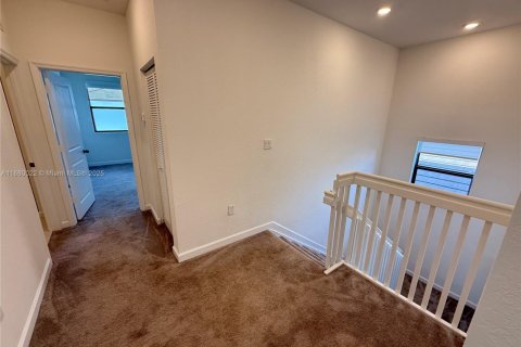 House in Miami, Florida 4 bedrooms, 291.62 sq.m. № 1978033 - photo 21