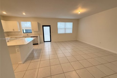 House in Miami, Florida 4 bedrooms, 291.62 sq.m. № 1978033 - photo 12