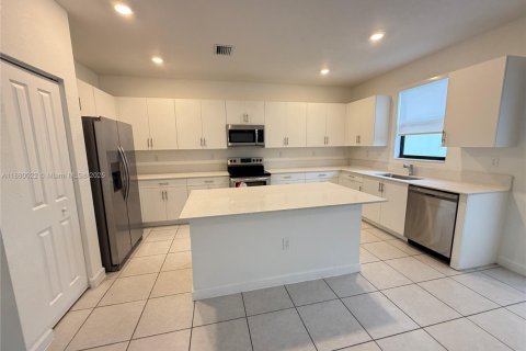 House in Miami, Florida 4 bedrooms, 291.62 sq.m. № 1978033 - photo 10