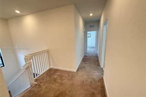 House in Miami, Florida 4 bedrooms, 291.62 sq.m. № 1978033 - photo 29