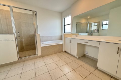 House in Miami, Florida 4 bedrooms, 291.62 sq.m. № 1978033 - photo 17