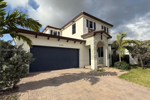 House in Miami, Florida 4 bedrooms, 291.62 sq.m. № 1978033 - photo 3